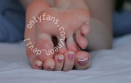 neon paws model naked photos