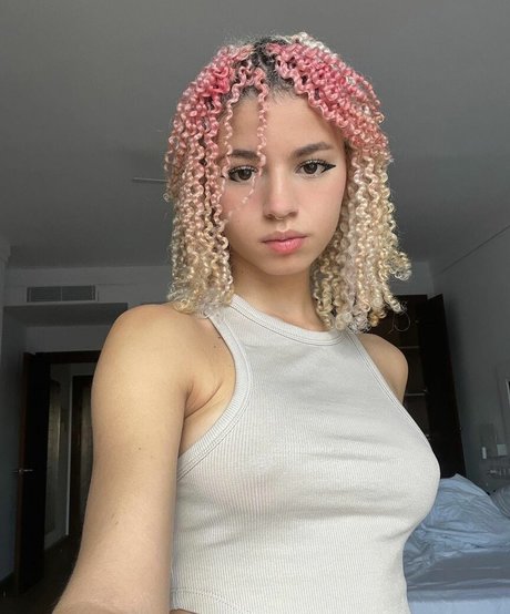 Larissa Kimberlly hot pornstar pics