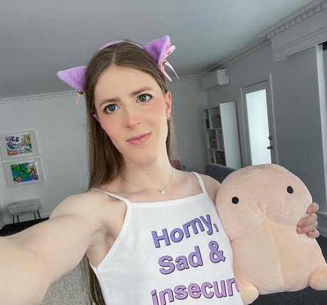 lilhyper model high quality photo