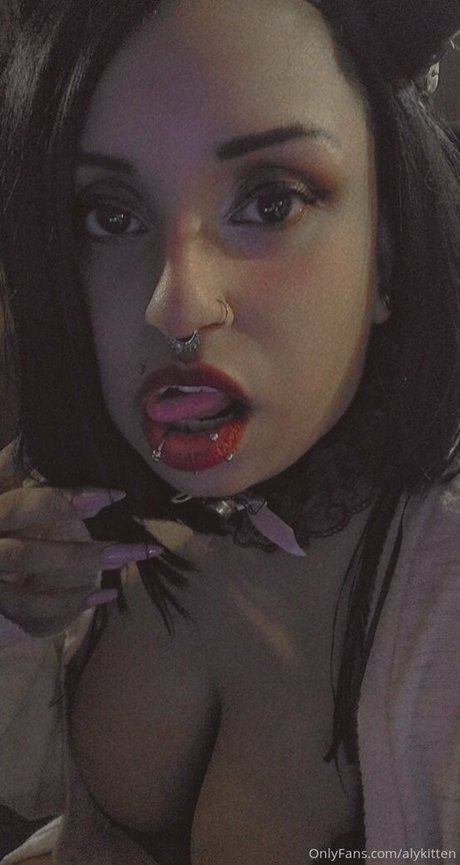 raeraejiggles pornographic model images