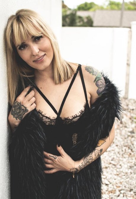 Robin Love model nude photos