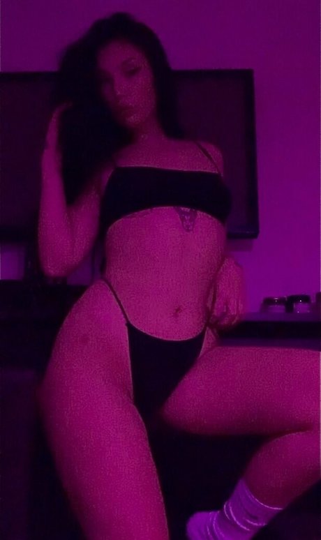 Saintpussey model sexy photos