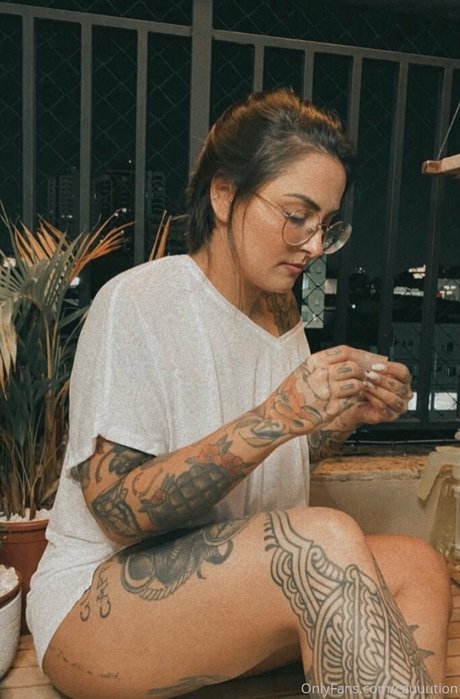 Cauuution model art galleries