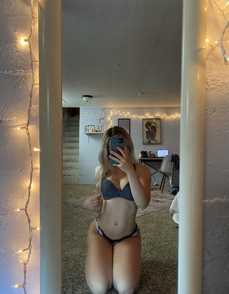 Lily Hale model nude pics