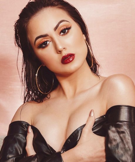 Jana Make perfect model pic