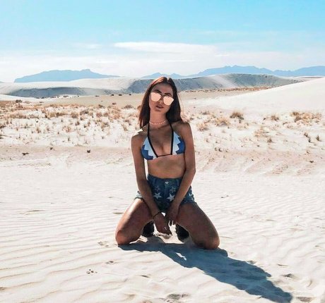 Jana Make erotic actress pic