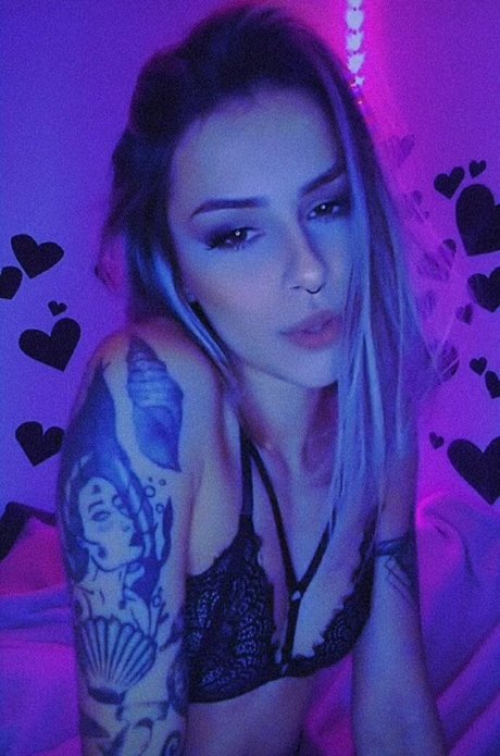 Munique Brum star sexy pics