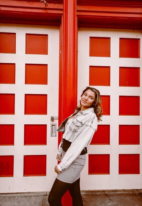 Hannah Malvone perfect model picture