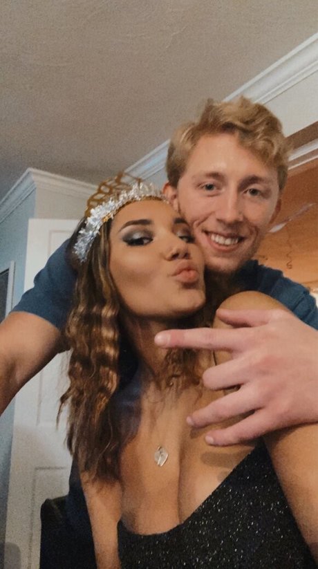 Hannah Malvone star sexy images