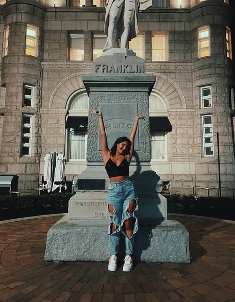 Hannah Malvone sexy model image