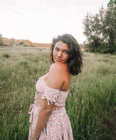 Hannah Malvone adult model picture