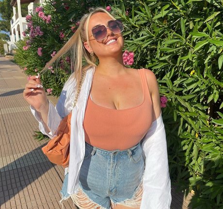 Olivia D hot model image