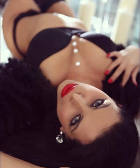 coco cooper model top pics