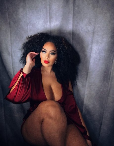 Lovesirensong nudes model pics