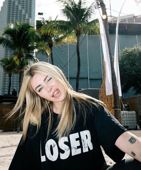 Alison Wonderland porn model gallery