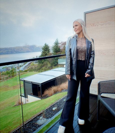 ellaredmond nude actress pic