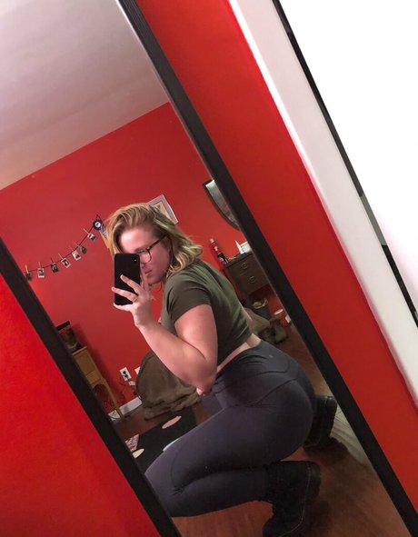 leomonade art actress gallery