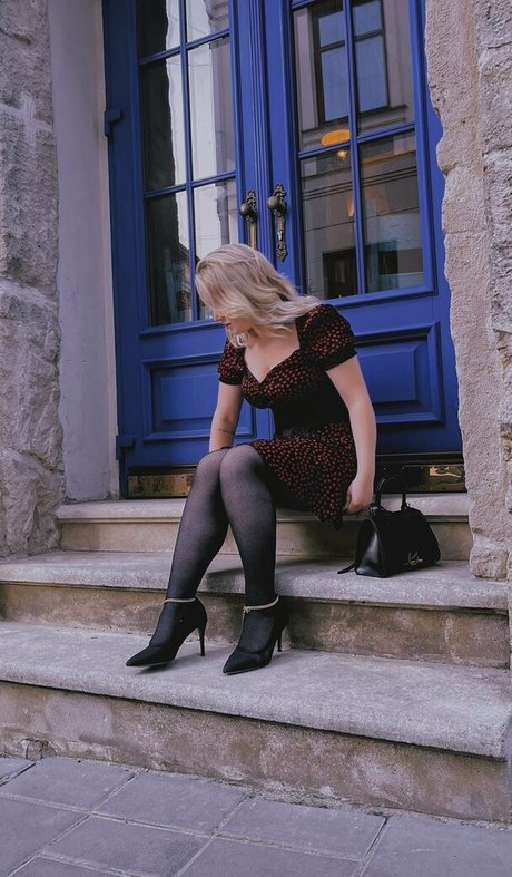 yourwhiterabbitt art model pics