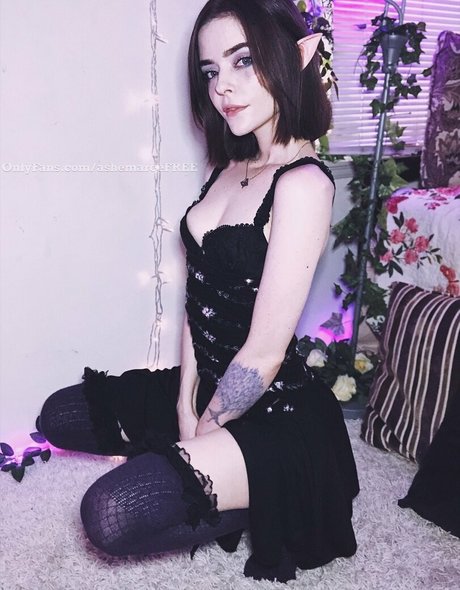 ashemareefree model naked img