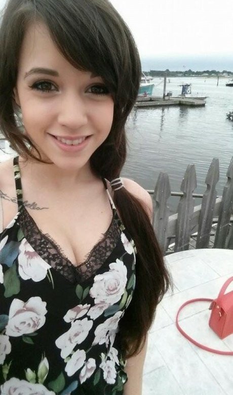 Deernadia model nude photo