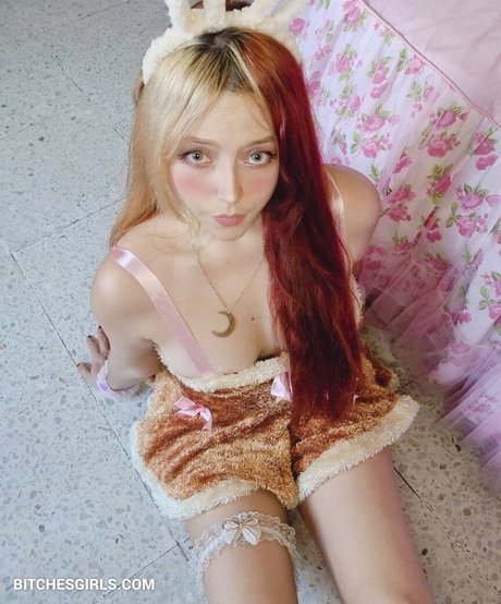 Nekoemy model hot photo