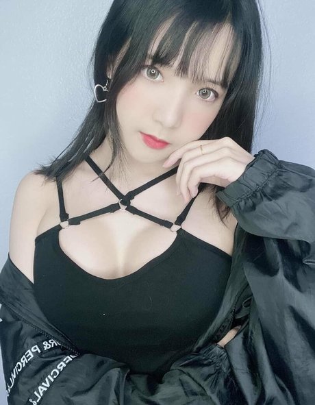 pikiichu pretty model photo