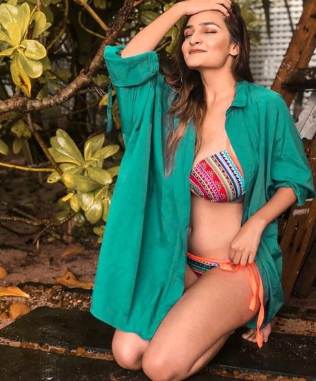 Sonali Malhotra nice star pics