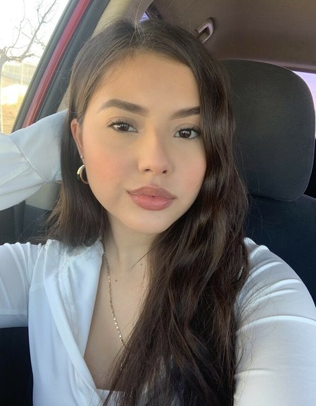 Gisselle Next Door model adult photo