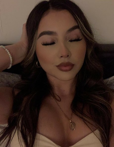 Gisselle Next Door star art pics