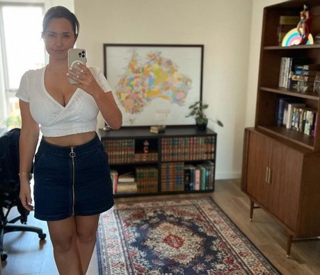 Rae Johnston model pretty img