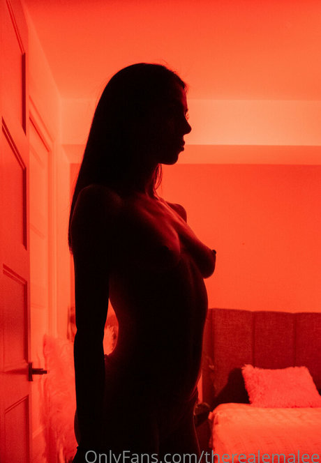 therealemalee star nude picture