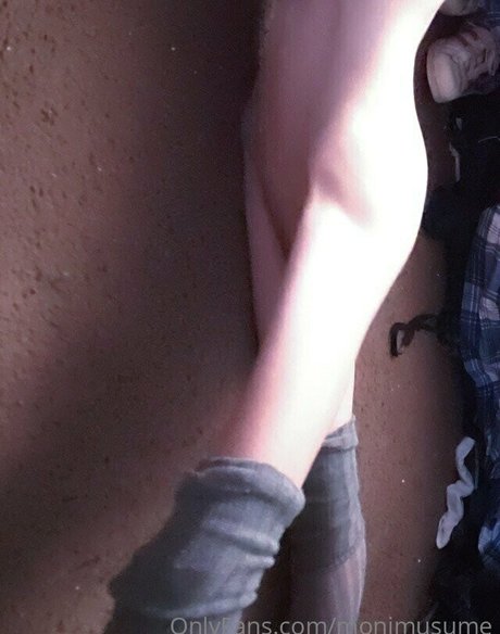 Monimusume model erotic photos