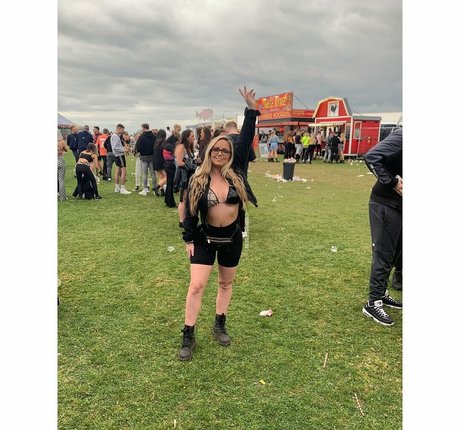 Sophie Defoe naked model images