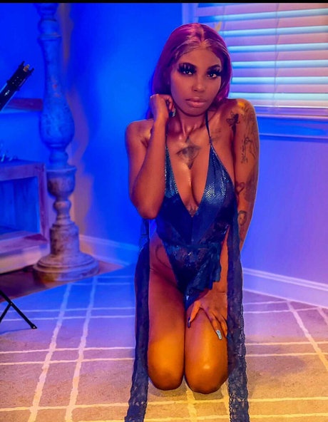 niiathefreak art model galleries