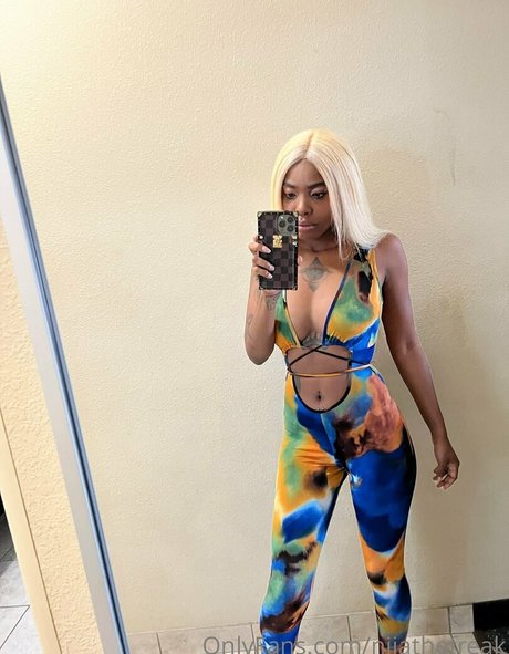 niiathefreak model exclusive image