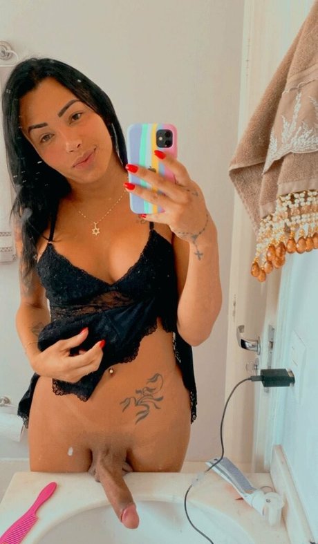 Emanuelle Amaral star art pic