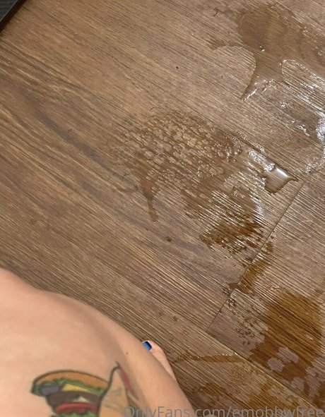 emobbwfree erotic model image