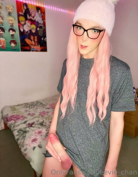 eevie chan model top images