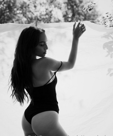 Charletta ASMR model free img