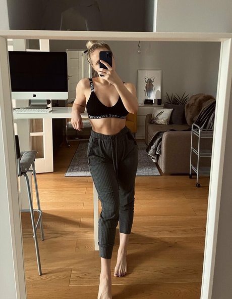 freeparrot nude actress img