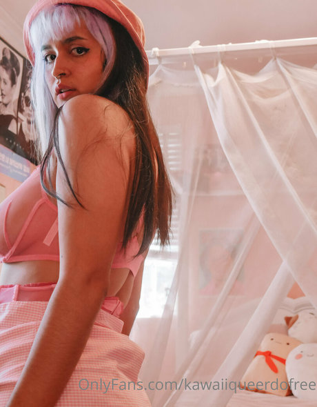 kawaiiqueerdofree star top photo