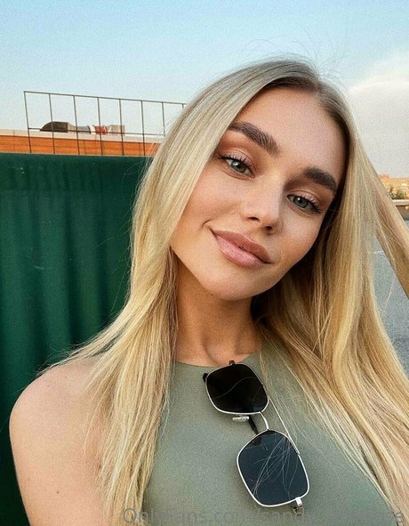 sandy mallrose nudes star img