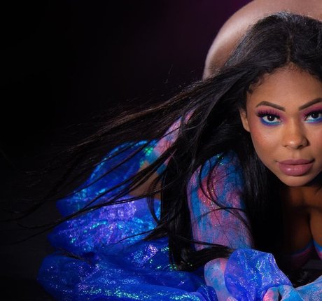 Valentina Ferraz art model pic