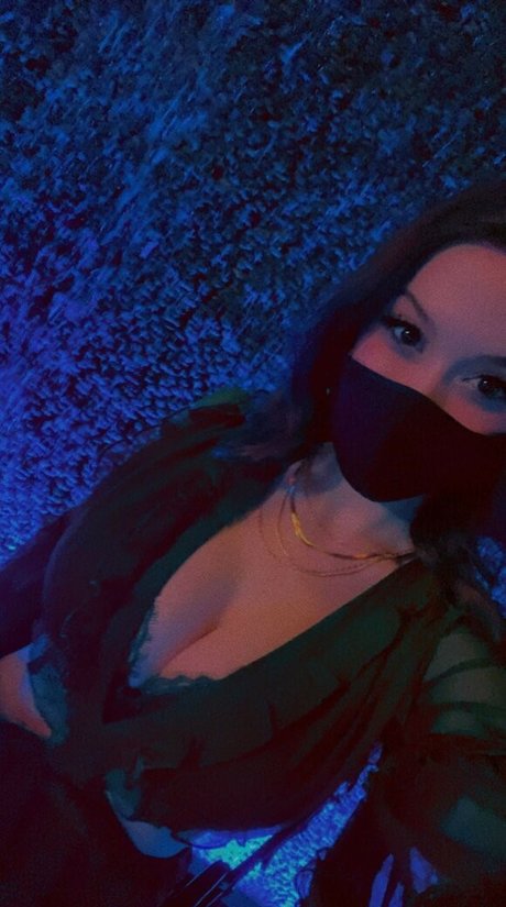 EmiliaNSFW exclusive model pics