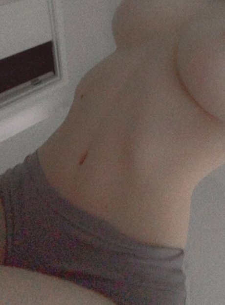 EmiliaNSFW pretty pornstar img