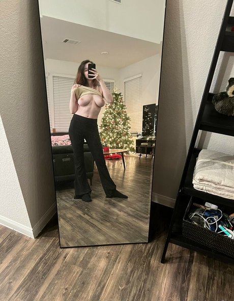 EmiliaNSFW high quality pornstar galleries