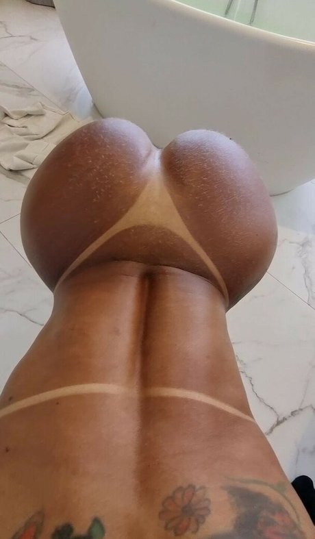 Elizabth Goes sexy pornstar pic