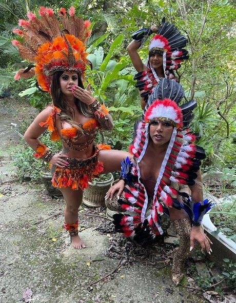 Elizabth Goes erotic model gallery