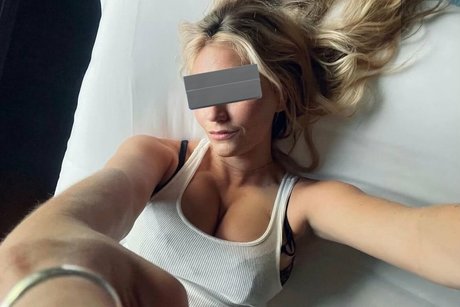 caracagl exclusive model picture