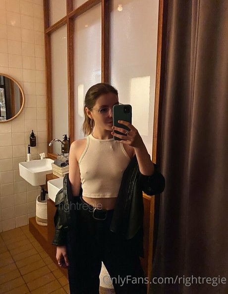 rightregie model nudes gallery